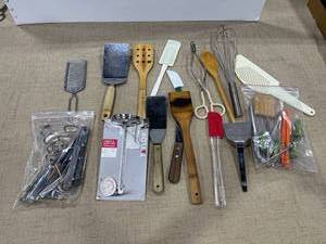 lot 1272 image: Kitchen utensils