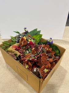 lot 1282 image: A box of floral decor