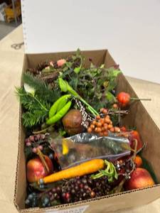 lot 1283 image: A box of floral decor