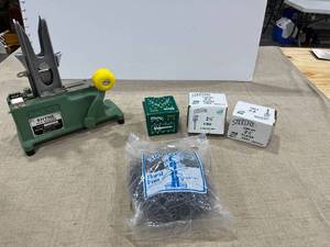 lot 1286 image: Rhyne pick machine and picks