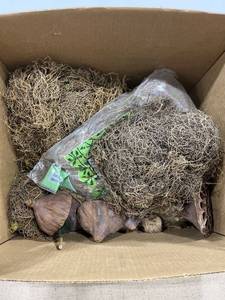 lot 1311 image: Moss and other decorating items