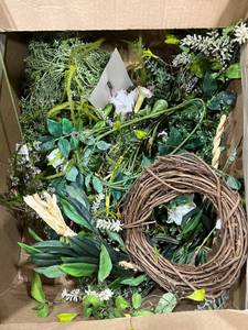 lot 1319 image: Craft floral items