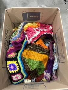 lot 1322 image: Assorted knitted items