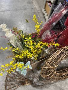 lot 1337 image: A box of floral decor and a wreath