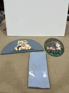 lot 1339 image: Bunny decor