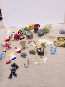 lot 1405 image: Christmas tree ornaments