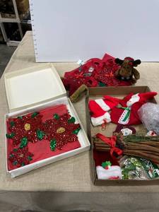 lot 1413 image: Holiday decor