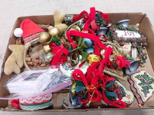 lot 1414 image: Holiday decor