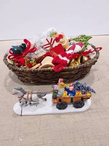 lot 1415 image: Holiday decor