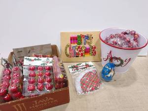 lot 1416 image: Holiday decor