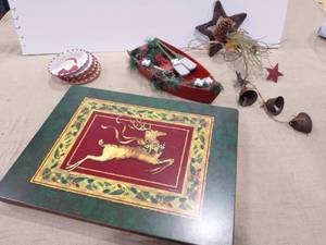 lot 1418 image: Holiday decor