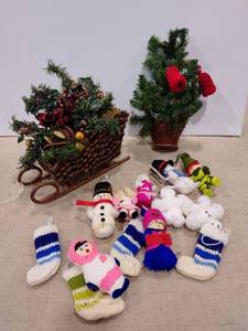 lot 1420 image: Holiday decor