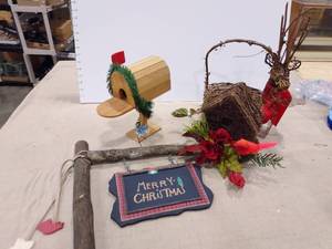 lot 1426 image: Holiday decor