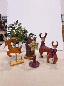 lot 1429 image: Holiday decor