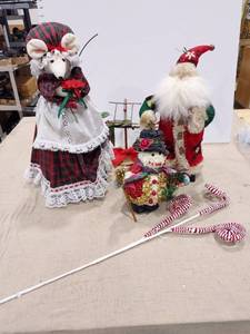 lot 1431 image: Holiday decor