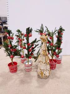 lot 1432 image: Holiday decor