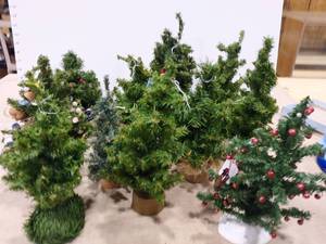 lot 1433 image: Christmas tree decor