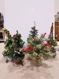 lot 1434 image: Christmas tree decor