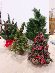 lot 1435 image: Christmas tree decor