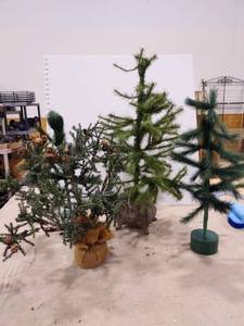 lot 1436 image: Christmas tree decor