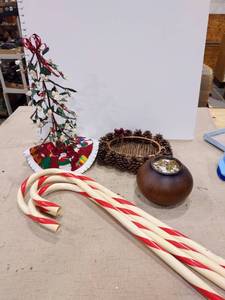 lot 1437 image: Holiday decor