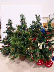lot 1438 image: Christmas tree decor