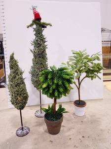 lot 1439 image: Christmas tree decor