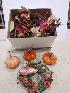 lot 1440 image: Fall decor