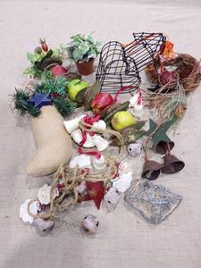 lot 1441 image: Holiday decor