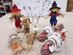 lot 1442 image: Fall decor