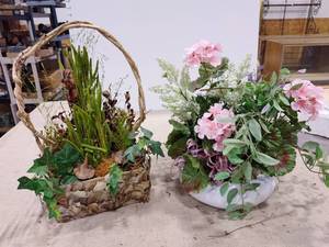 lot 1446 image: Faux floral decor