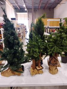 lot 1455 image: Christmas tree decor