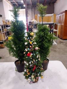 lot 1456 image: Christmas tree decor