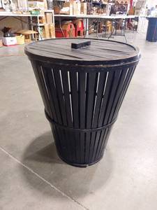 lot 1472 image: Wooden hamper