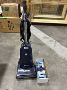 lot 1476 image: Riccar 8900 vacuum with bags