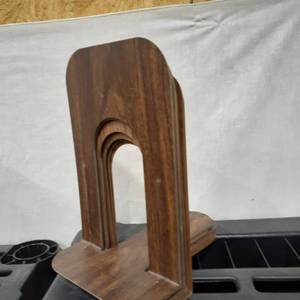 lot 1533 image: Metal book ends. 8 pcs. makes 4 pr.