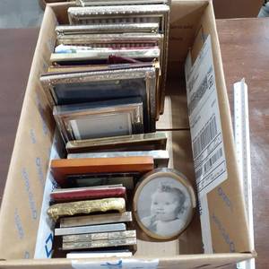 lot 1553 image: Picture frames. 5 x 7 to 3 x 4
