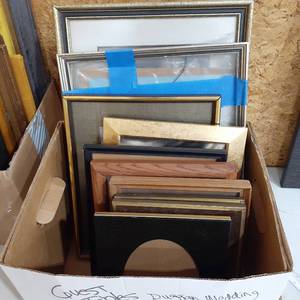 lot 1561 image: Miscellaneous picture frames. 18 x 13 to 8 x 10