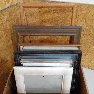 lot 1562 image: Miscellaneous picture frames. 12 x 10.5 to 20 x 10.5