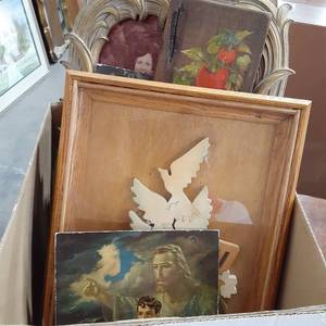 lot 1565 image: Miscellaneous wall decor
