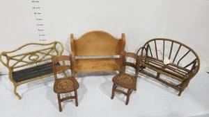 lot 2118 image: Doll furniture