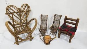 lot 2121 image: Doll furniture