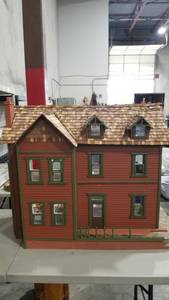 lot 2141 image: Doll house 3 story 31 x 39 x 18