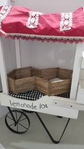 lot 2146 image: Lemonade stand 27 x 25 x 10