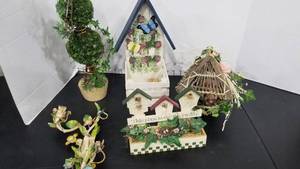 lot 2165 image: Doll accessories