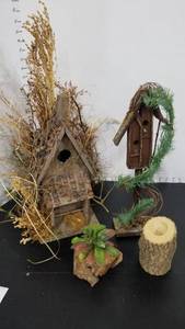 lot 2171 image: Doll accessories and decor