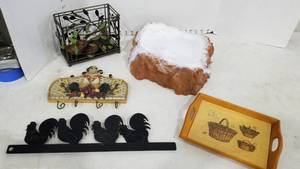lot 2179 image: Doll accessories and decor