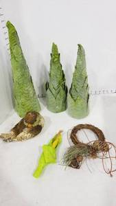 lot 2184 image: Doll accessories