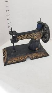 lot 2225 image: Iron mini sewing machine