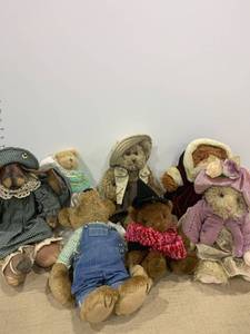 lot 2400 image: Stuffed animals